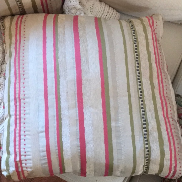 4 designer pillows - Picture 3 of 3